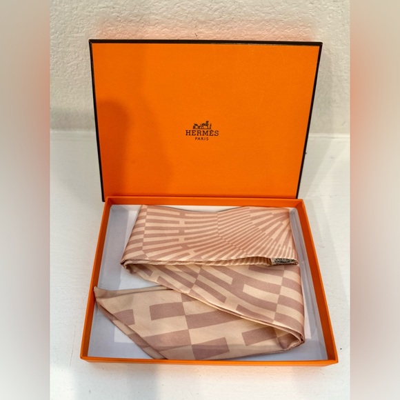 ❤️SOLD❤️ Auth HERMES Pink “H” Monogram Pink Twilly Silk Ribbon 34” x 2” - Picture 4 of 16